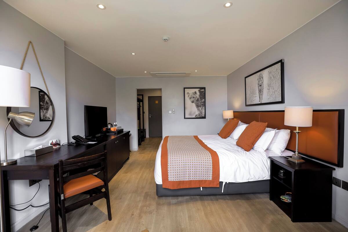 Standard Room | Minibar, in-room safe, desk, laptop workspace