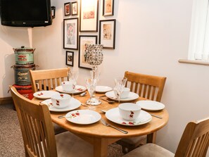Cottage | Private kitchen | Fridge, electric kettle, toaster, cookware/dishes/utensils - Bella Vita (Southport)