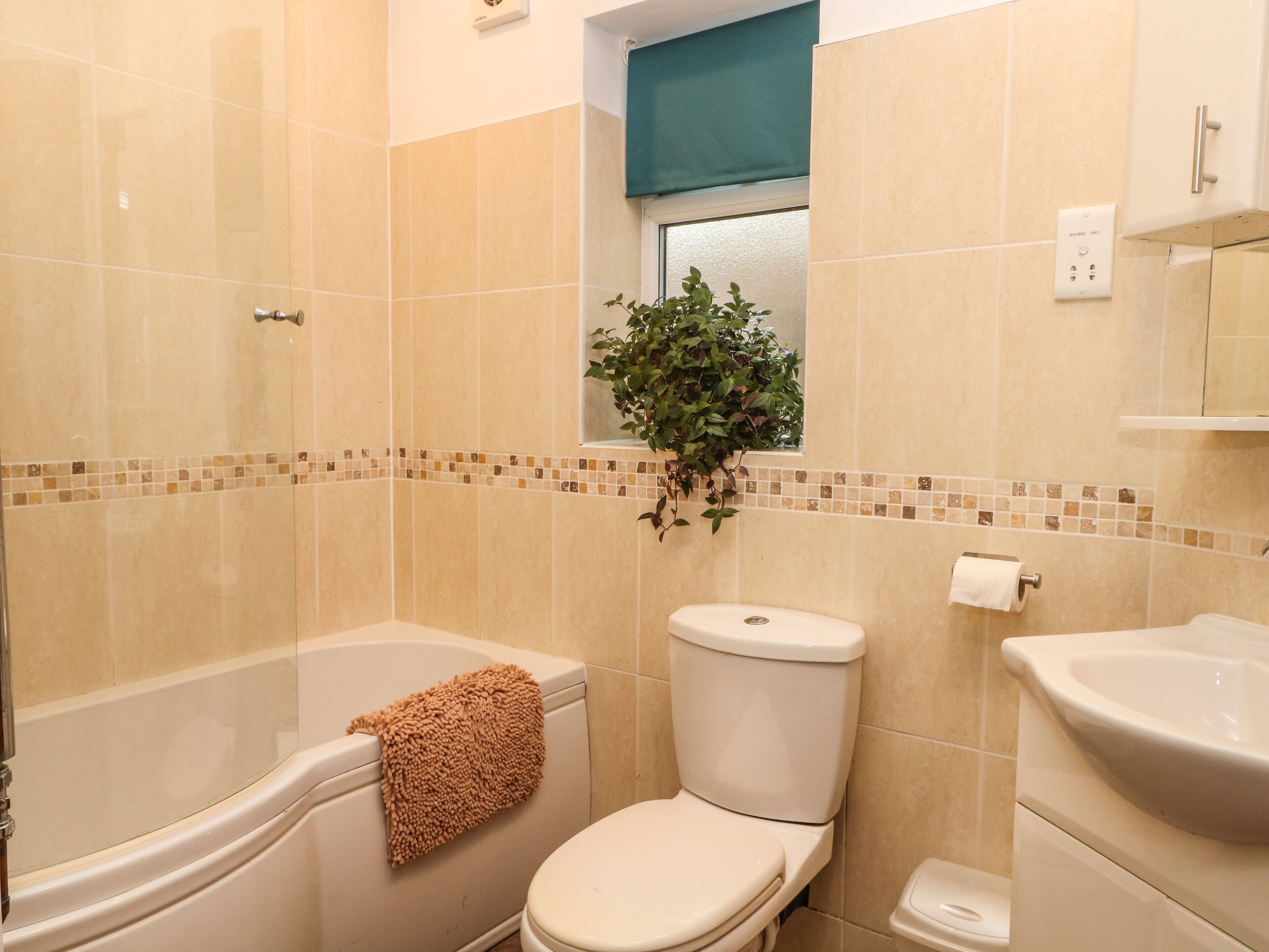 Une salle de bain avec une baignoire, des toilettes et un lavabo.