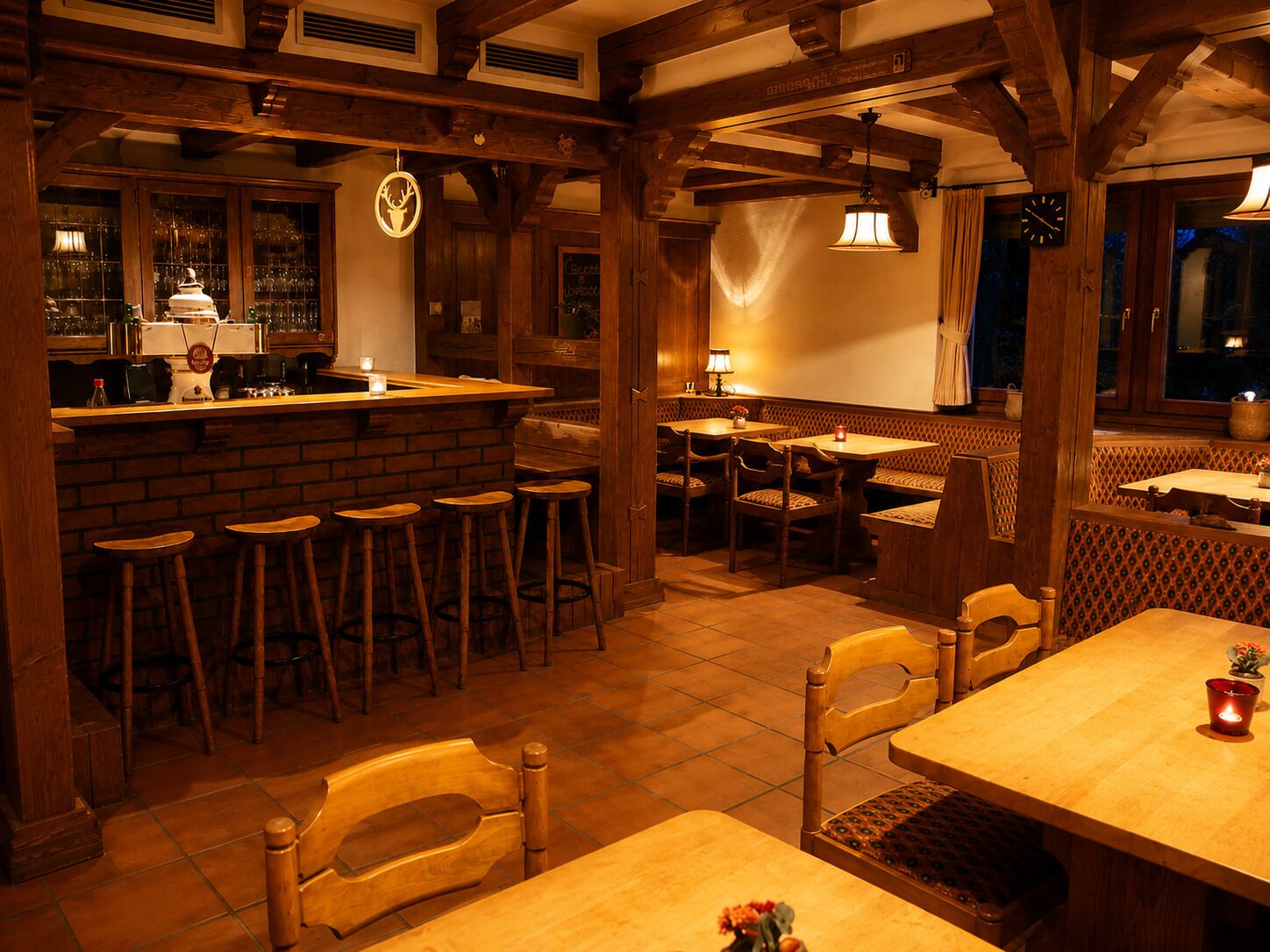 Een gezellig restaurantinterieur met houten balken, een bar en zitgedeeltes.