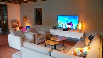 Televisor intel·ligent, reproductor de DVD, futbolí i llibres