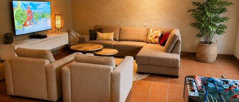 Smart TV, lettore DVD, tavolo da calcetto, libri