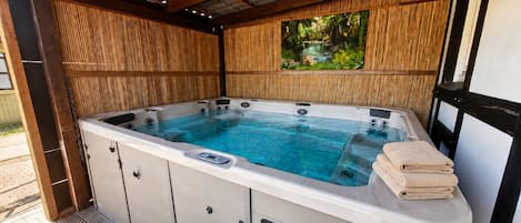 Outdoor spa tub