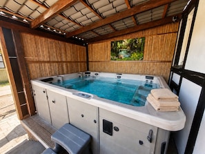 Outdoor spa tub - Your Dream Villa in Olsberg – A Unique Group Experience for Up to 18 Guests (Olsberg)