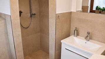 Regadera, jabón, papel de baño
