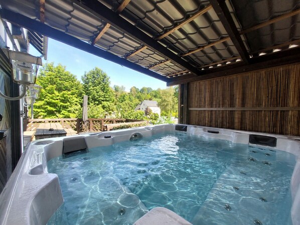 Bain à remous extérieur