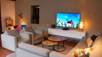 TV connectée, lecteur de DVD, baby-foot, livres