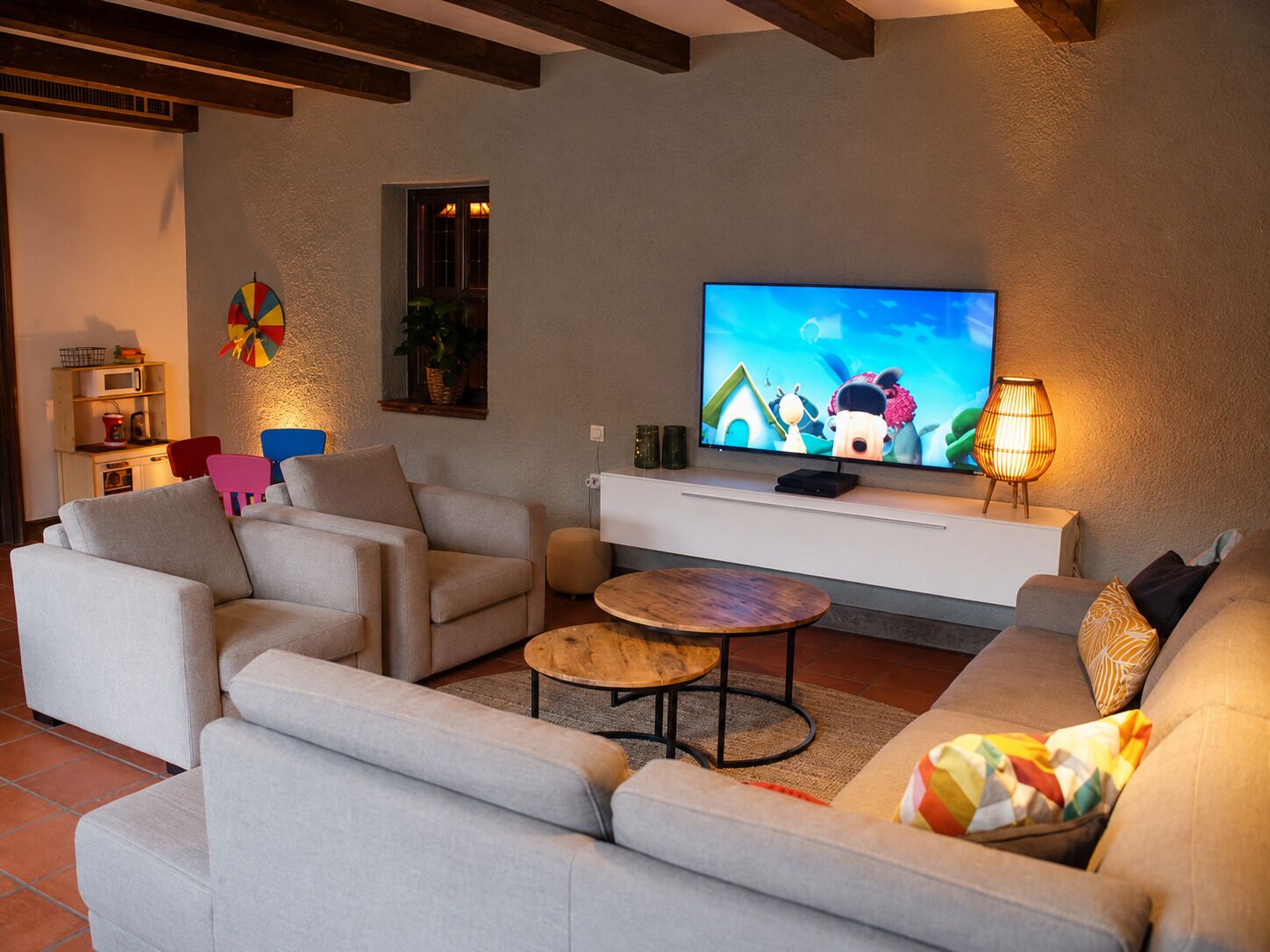 TV connectée, lecteur de DVD, baby-foot, livres
