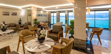 Televisión LCD 150 cm con canales de televisión vía satélite, televisión