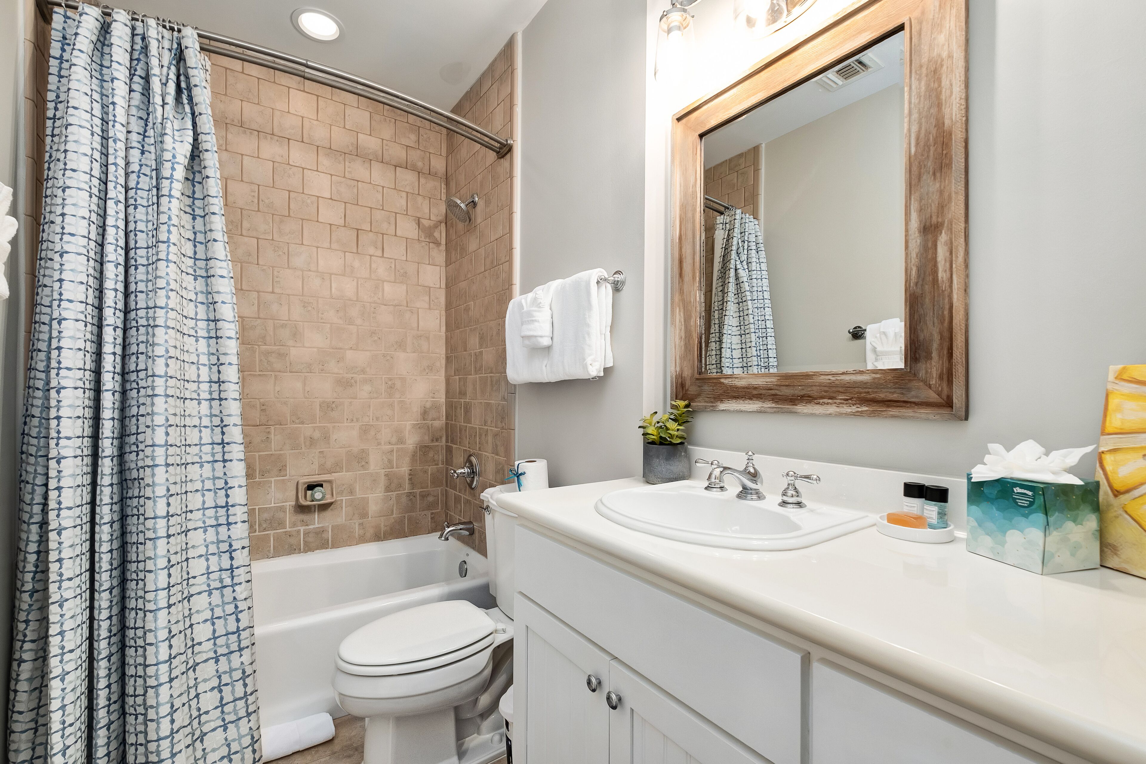 Un baño con bañera, inodoro y lavabo.