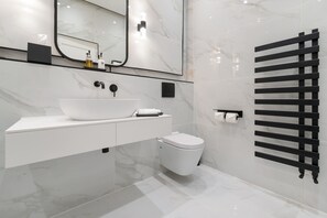 A modern bathroom with a white sink, mirror, and toilet. - Luxury Georgian City Retreat - Hot Tub - Patio (Edinburgh)