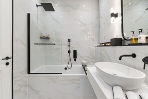 Departamento | Baño | Tina con regadera, tina profunda, secadora de cabello, toallas 