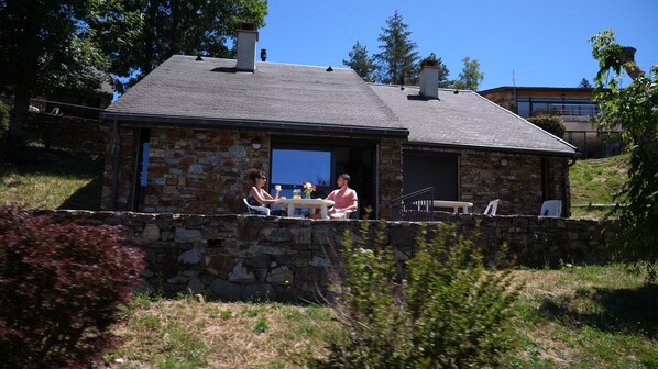 تناول الطعام بالخارج