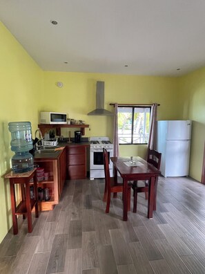 Fridge, microwave, oven, stovetop - Tranquil romantic getaway (Belize)