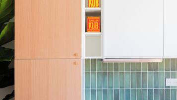 Een koelkast, een magnetron, een oven, een kookplaat