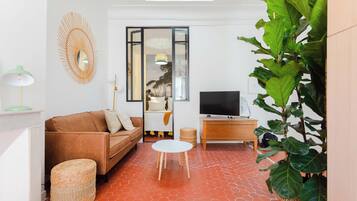 Een televisie en een stereo