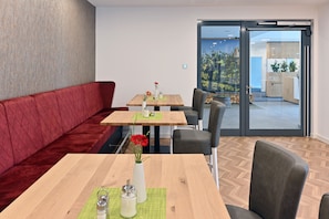 Desayuno buffet (EUR 8.50 por persona)