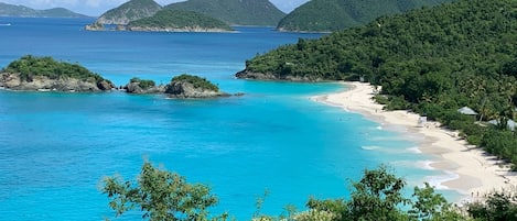 Perto da praia, espreguiçadeiras, toalhas de praia 