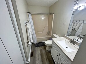 Badewanne, Haartrockner, Handtücher
