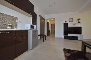 Kühlschrank, Mikrowelle, Wasserkocher mit Kaffee-/Teezubehör