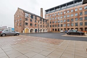 Exterior - Modern 2 Bedroom Riverside Apartment in Leeds (Leeds)