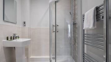 Bathtub, hair dryer, towels, shampoo