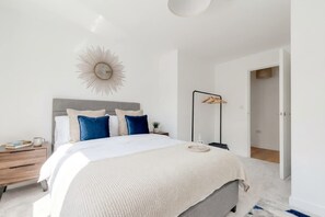 Bedroom - Stylish & Spacious 1-Bed Flat in a Converted Mill (Leeds)