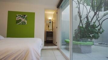 6 slaapkamers, een bureau, een strijkplank/strijkijzer, wifi