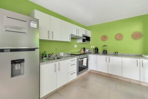 Réfrigérateur, four à micro-ondes, un four, surface de cuisson