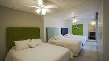 6 slaapkamers, een bureau, een strijkplank/strijkijzer, wifi