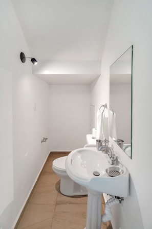 Een douche, een haardroger, handdoeken