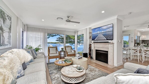Smart TV, fireplace