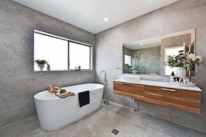 Bathtub, hair dryer, towels - Reflections at Sunset Beach (Soldiers Point)