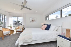 5 bedrooms, iron/ironing board, free WiFi, bed sheets - Reflections at Sunset Beach (Soldiers Point)