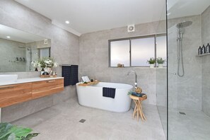 Bathtub, hair dryer, towels - Reflections at Sunset Beach (Soldiers Point)