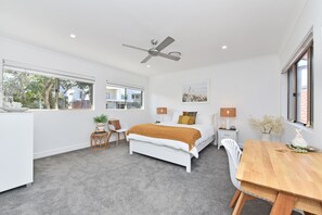 5 bedrooms, iron/ironing board, WiFi (free), bed sheets - Reflections at Sunset Beach (Soldiers Point)