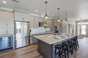 冷蔵庫、電子レンジ、オーブン、コンロ