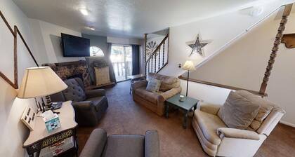 Mountain View 3 - In Town - New Property - Grill - FREE WiFi - Mountain Views -