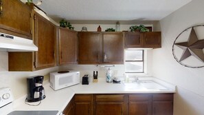 Fridge, microwave, oven, stovetop - Mountain View 3 - In Town - New Property - Grill - FREE WiFi - Mountain Views - (Red River)