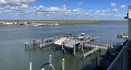 A pristine condo on the bay that comes with beautiful sunsets.