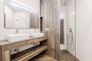 Combined shower/bathtub, towels