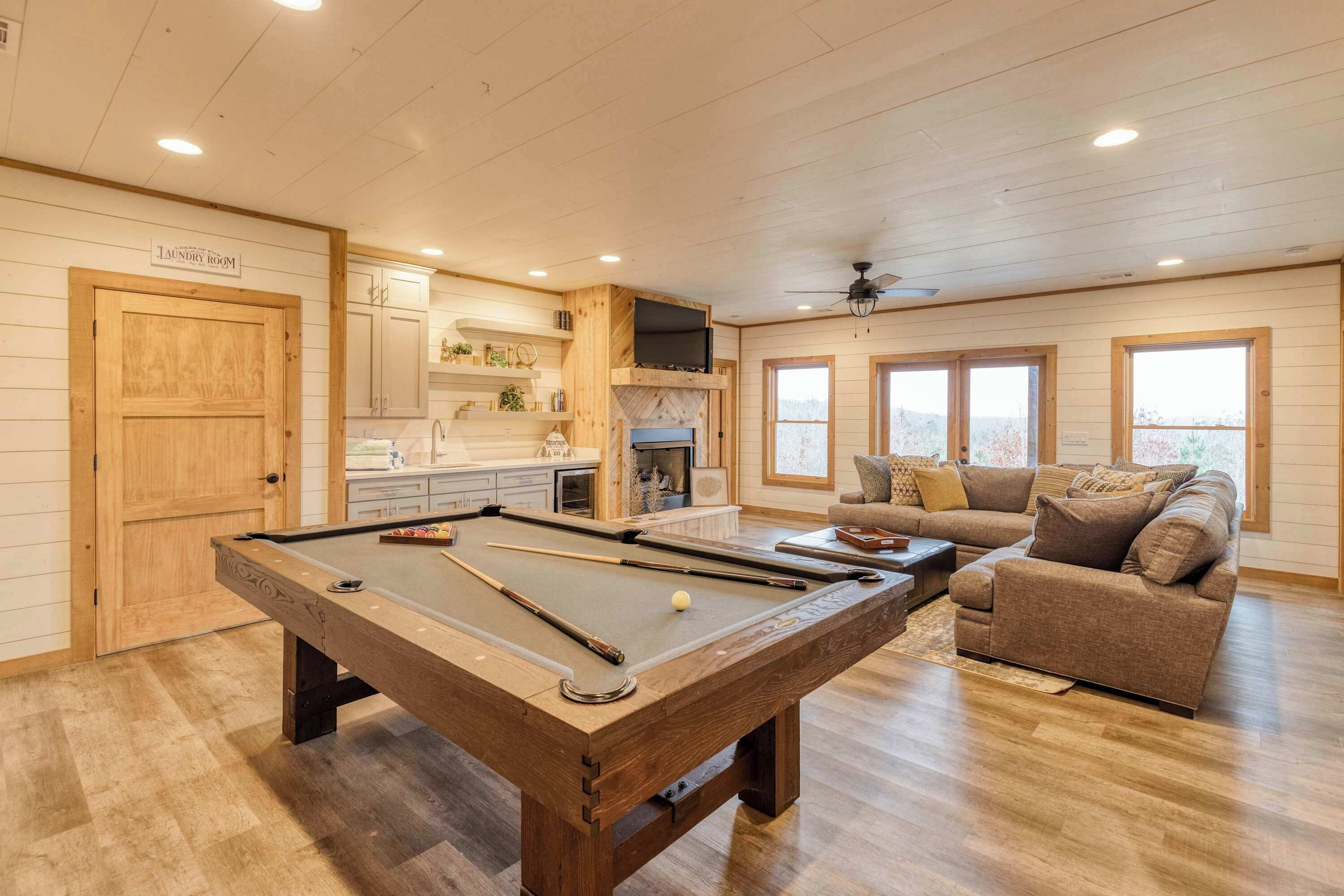 Een televisie, een open haard en een kantoor