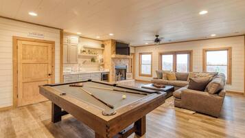 Een televisie, een open haard en een kantoor