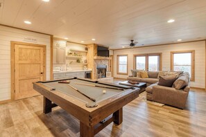 Télévision, cheminée, espaces bureaux