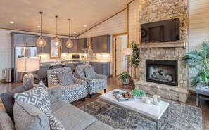 Televisión, chimenea y oficina 