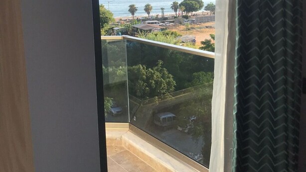 Un balcón con vista a la playa y al océano.