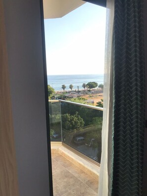 Un balcone con vista sulla spiaggia e sull'oceano.