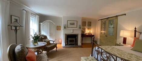 1 多间卧室、办公桌、WiFi、床单