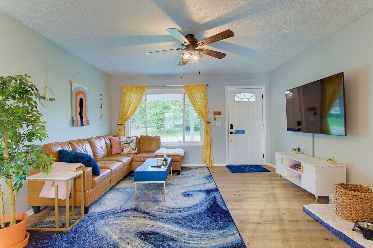 Cozy Updated Home W/ Rec Room, Outdoor Bar & Patio