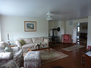 Smart TV, chimenea, reproductor de DVD, futbolito